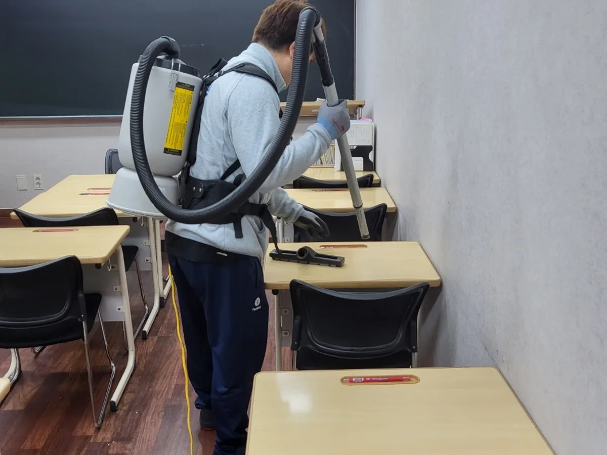 양구군 해안면 학교 현관·중앙홀 바닥 위생청소 사례 - 행진크린