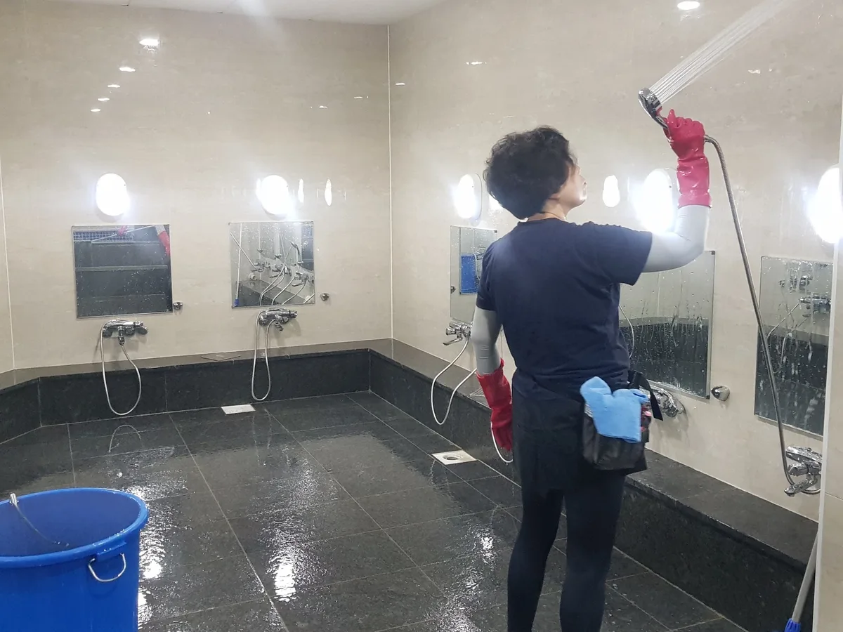 횡성군 서원면 목욕탕 탈의실·파우더룸 바닥 위생청소 사례 - 행진크린